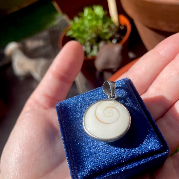Shell Charm Pendant - Picture 2 of 5